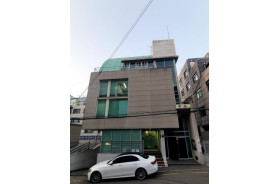 주차 편의와 따뜻한 햇살을 머금은 사옥빌딩.