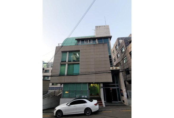 주차 편의와 따뜻한 햇살을 머금은 사옥빌딩.